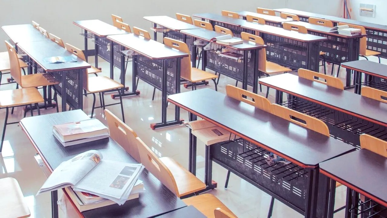 Simulare Evaluare Nationala clasa a VIII a 2026 Peste 145000 de elevi au participat astazi la examenul de Limba si Literatura Romana