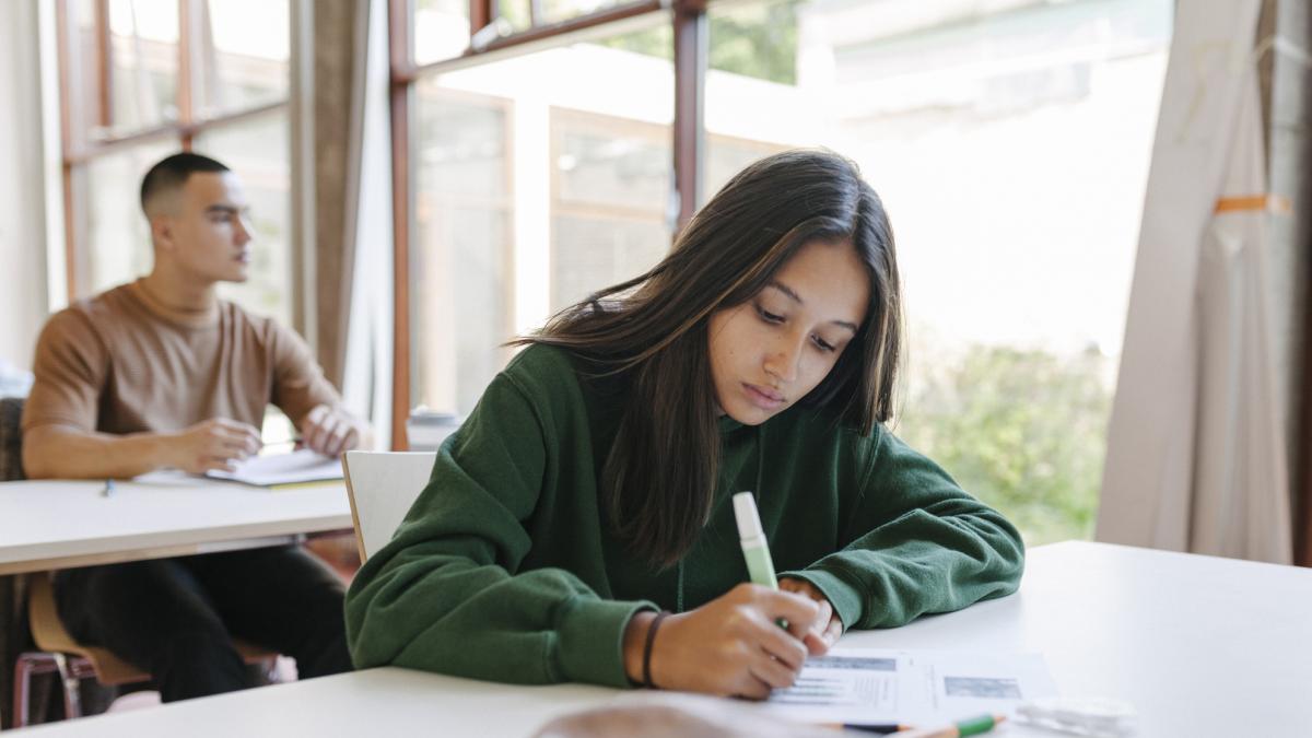 Simularea Evaluarii Nationale 2026 Elevii sustin marti examenul scris la Matematica in timp ce altii