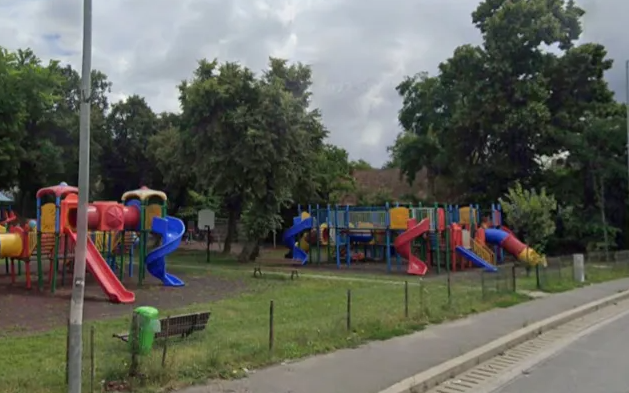 Singurul parc pentru copii din Dambul Rotund Cluj Napoca se afla intr o stare inacceptabila Copiii cad direct pe pamant de pe tobogan