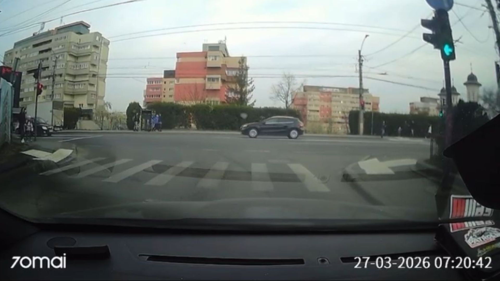 Soc si spaima in Marasti Cluj Doi soferi grabiti au trecut pe rosu la intersectia din Groapa punand in pericol intregul trafic