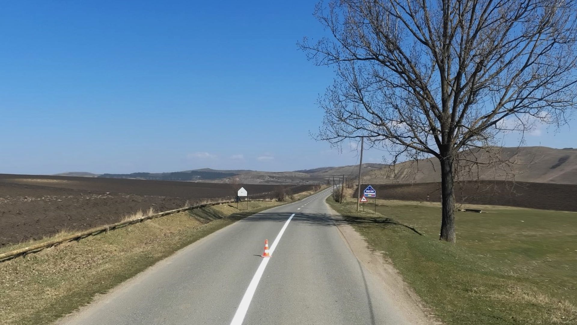 Soferi din Cluj aveti grija la drum Au inceput lucrarile de reparatie a marcajelor pe zeci de kilometri de drum