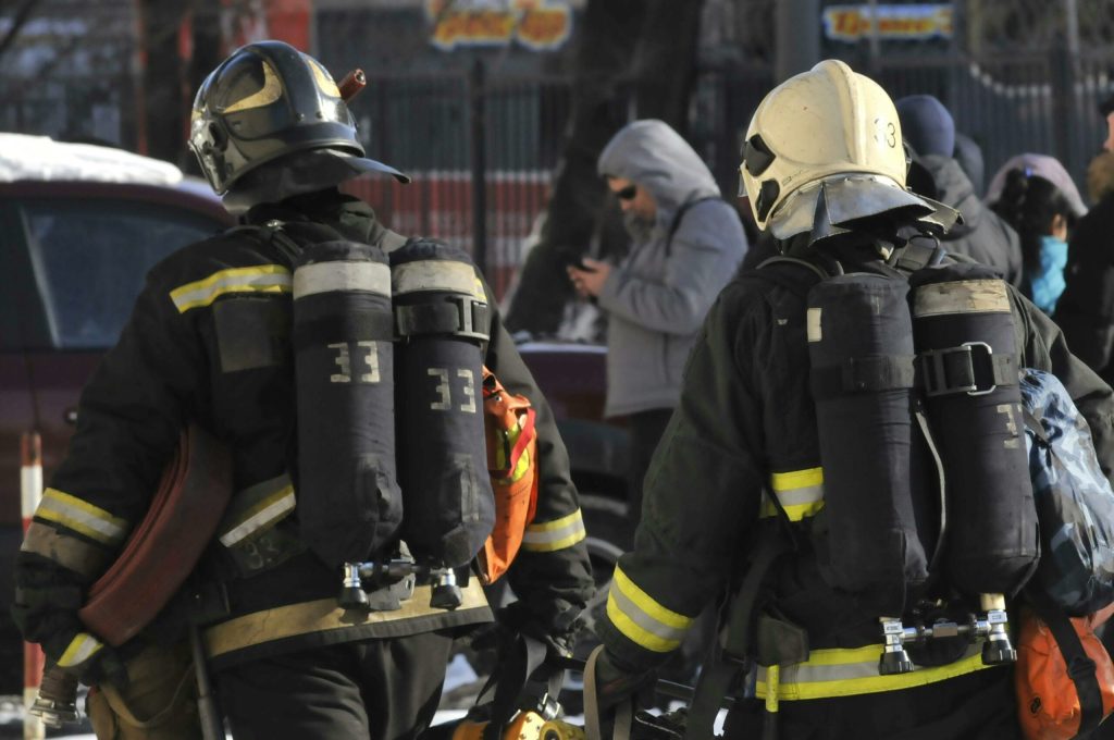 Sute de oameni au fost evacuati dupa ce un incendiu a izbucnit intr un hotel de lux din Paris