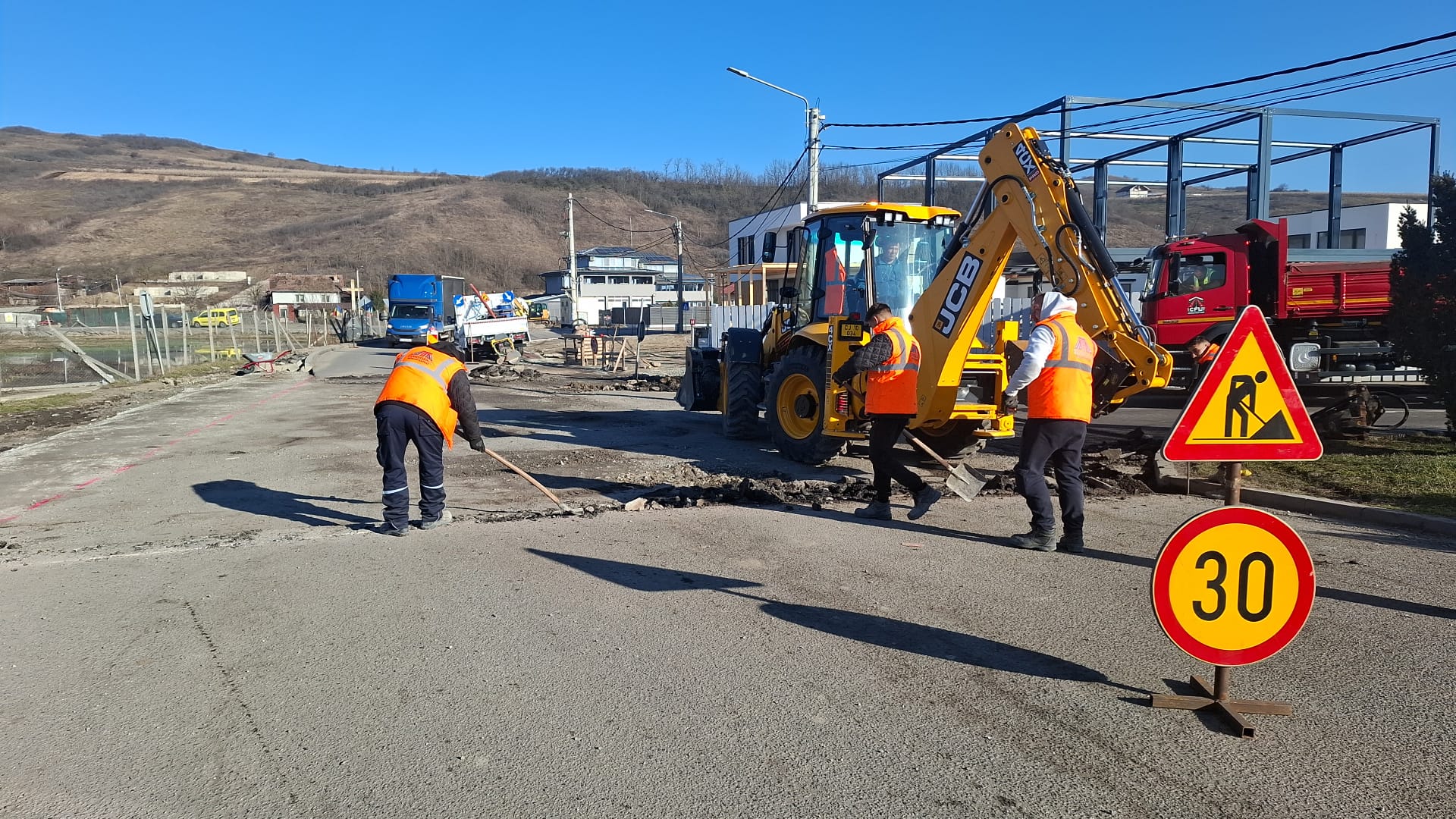 Trafic oprit in Cluj O strada importanta va fi asfaltata in curand Circulatie pe un singur sens si timpi de asteptare pentru soferi