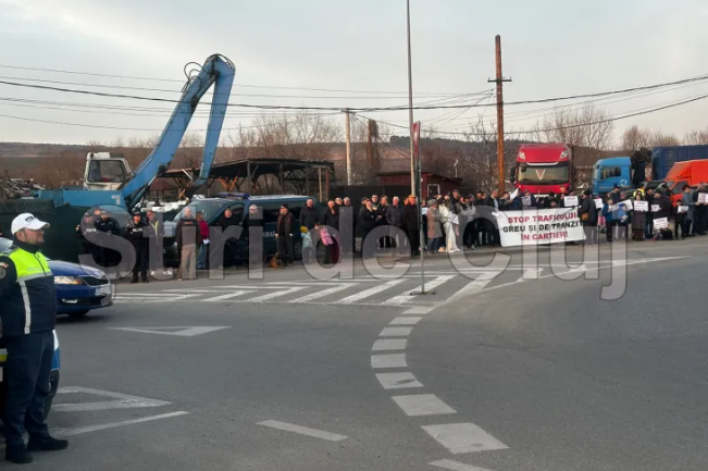 Traficul intens de pe o strada din Cluj Napoca afecteaza locuintele cetatenilor Clujenii se afla intr o situatie dificila Simtim vibratii constante