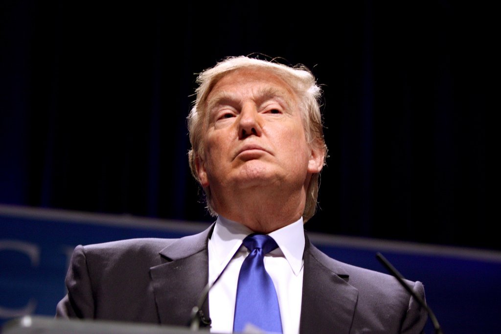 Trump va participa pentru prima data la cina corespondentilor de la Casa Alba