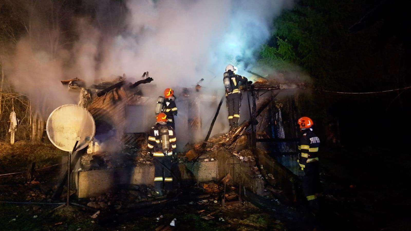 Trupul unui barbat gasit carbonizat dupa un incendiu intra o locuinta din Arges