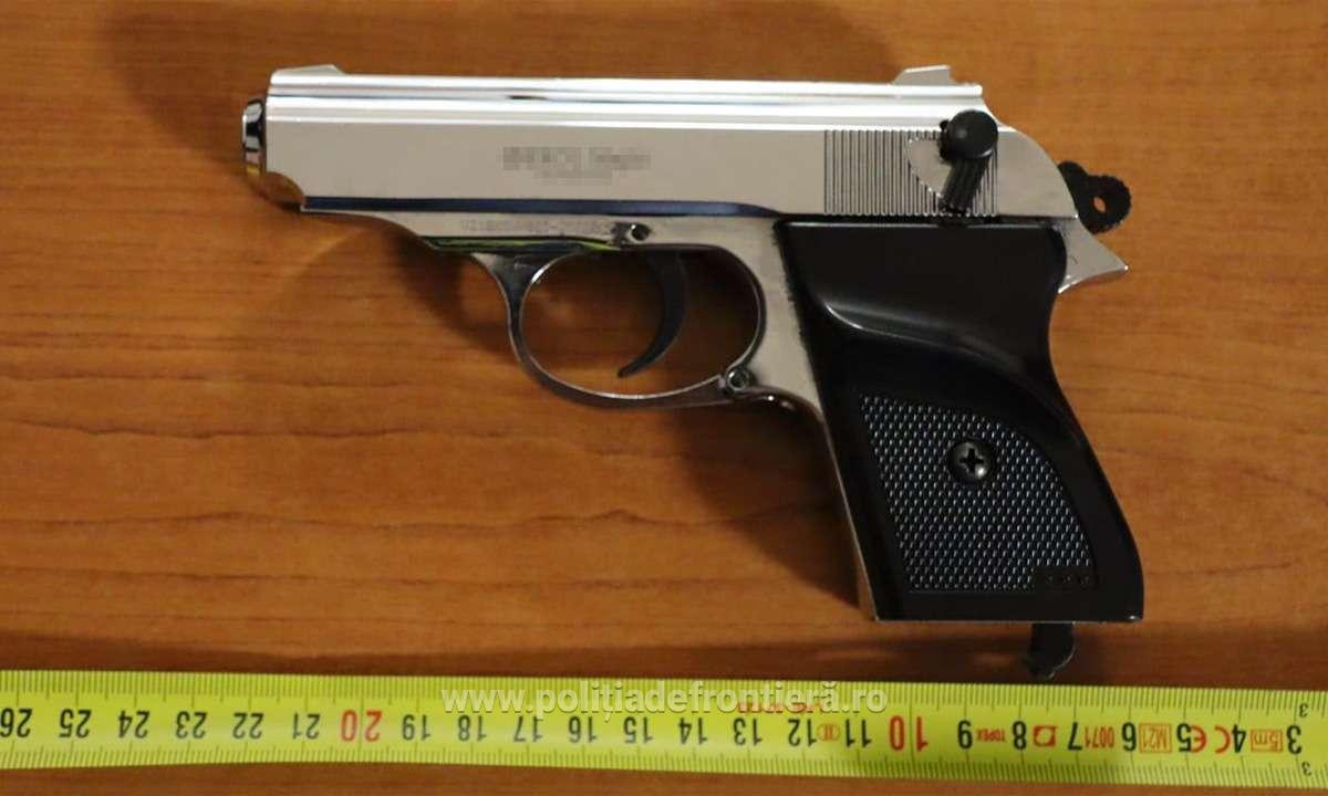 Un barbat din Bulgaria a incercat sa treaca in Romania cu o arama ascunsa in usa masinii