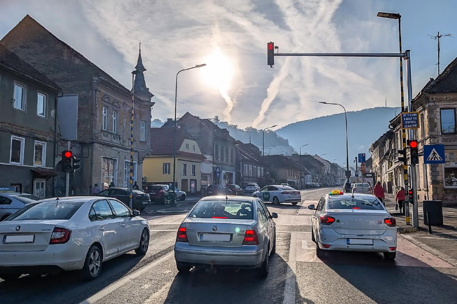 Un oras din Romania instaleaza radare care transforma semaforul in rosu atunci cand soferii depasesc limita de viteza