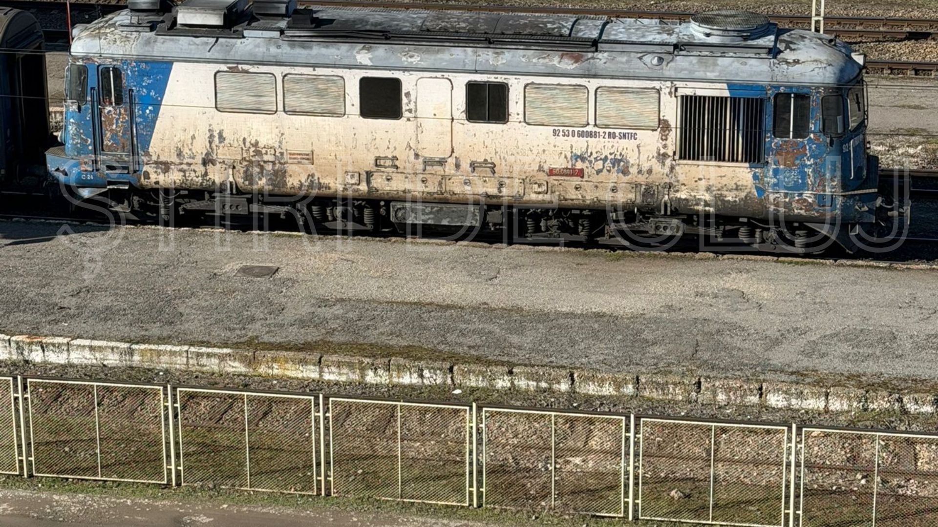 VIDEO CFR Calatori a ramas in alte vremuri Locomotive de 5 stele la Cluj Nu as calatorii cu acest tren nici macar pana la prima statie Dar avem pretentii de Dubai