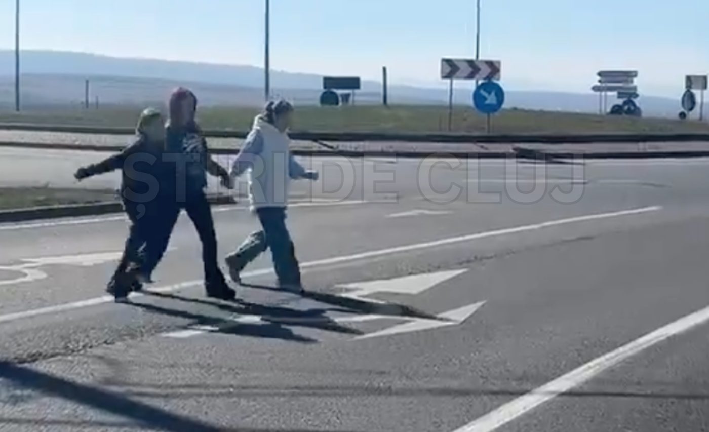 VIDEO Copiii din Cluj traverseaza zilnic 4 benzi de circulatie pentru ca nu au o trecere de pietoni Nu au alta cale de a ajunge acasa Triesc cu frica in fiecare zi