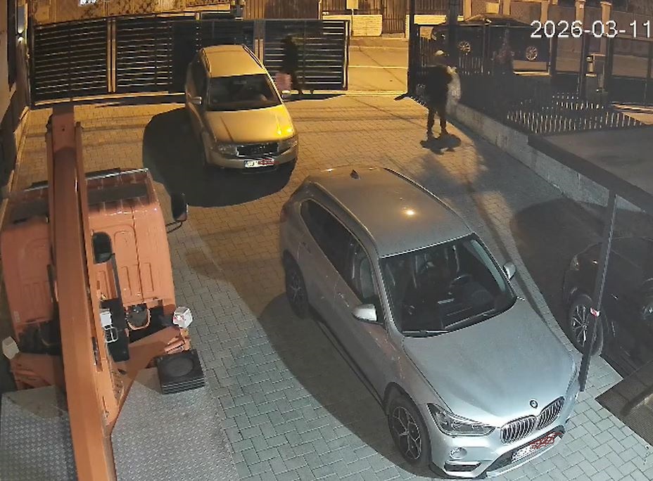 VIDEO Doi straini patrund in curtile locuitorilor de pe o strada din Cluj Napoca si colecteaza obiecte