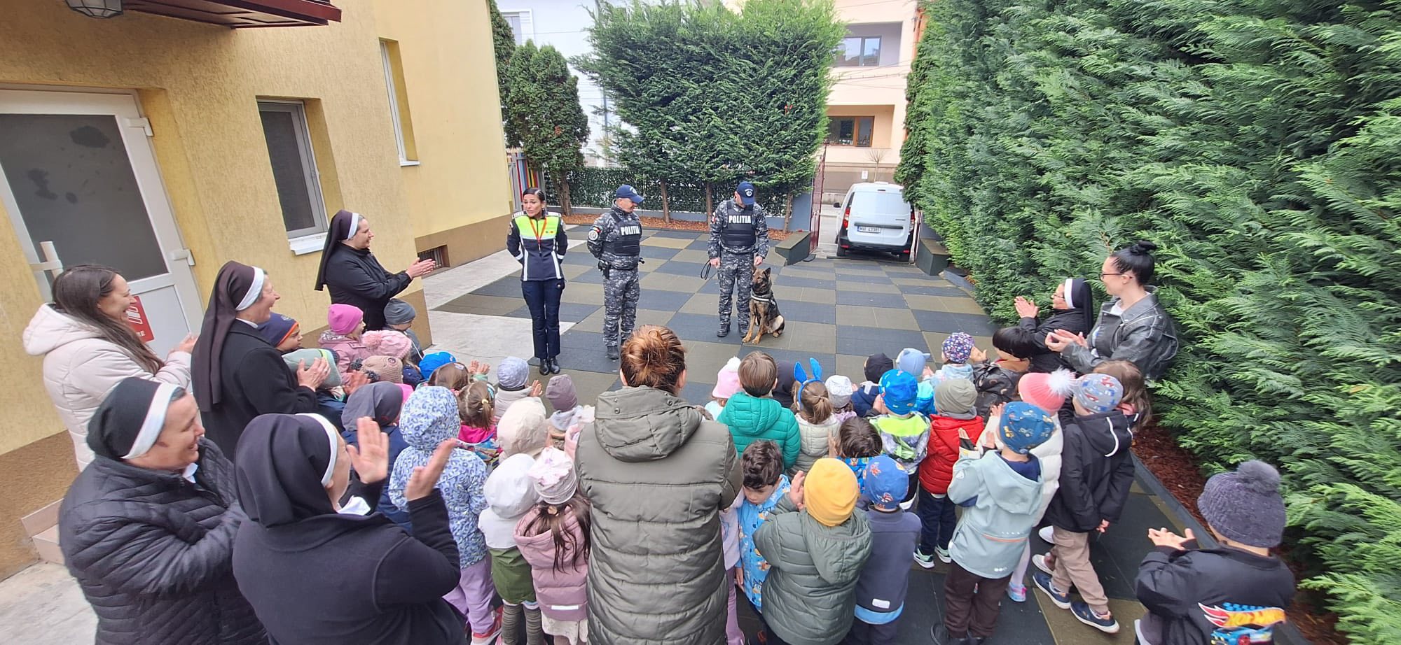 Ziua in care cainii de politie au intrat intr o gradinita din Cluj 58 de copii fata in fata cu animalele de la Criminalistica