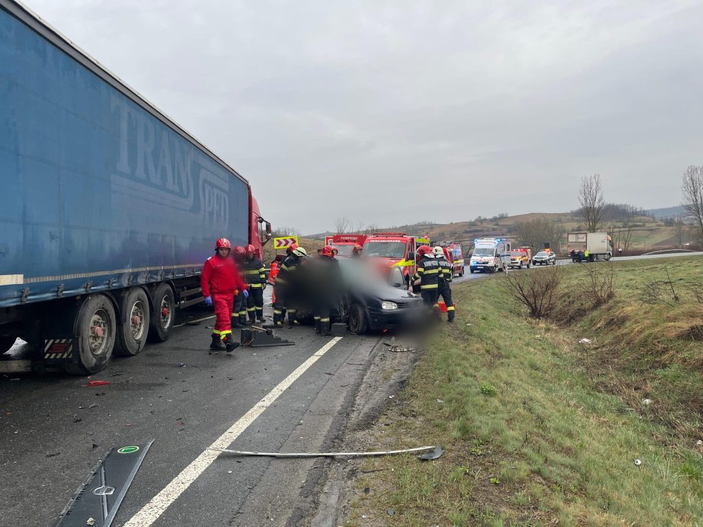 accident grav in cluj sase raniti si victime incarcerate dupa coliziunea a doua camioane si o masina a fost solicitat elicopterul smurd