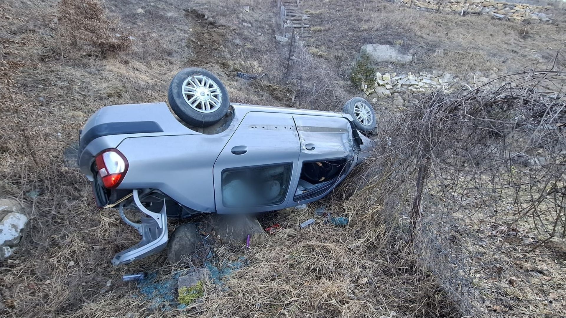 accident in cluj doua masini sau colizionat violent iar una dintre ele a cazut intr o prapastie de 10 metri adancime un barbat a fost dus la spital