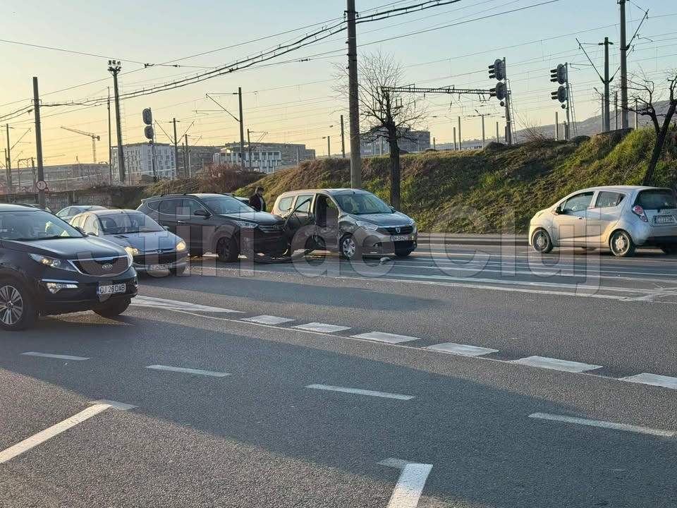 accident in cluj napoca acum cateva momente doua masini implicate circulati cu prudenta in zona foto