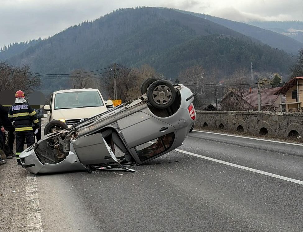 accident rutier intr o comuna din neamt o masina sa rasturnat pe plafon traficul oprit pe un sens de circulatie