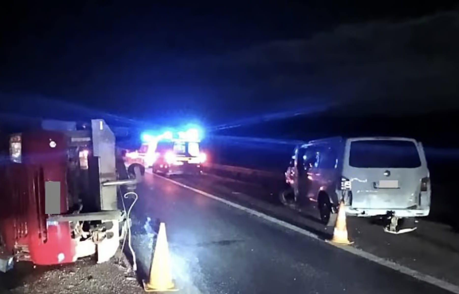accident serios intre un microbuz si un autocamion in cluj sapte persoane au necesitat asistenta pompierii si smurd ul mobilizati de urgenta