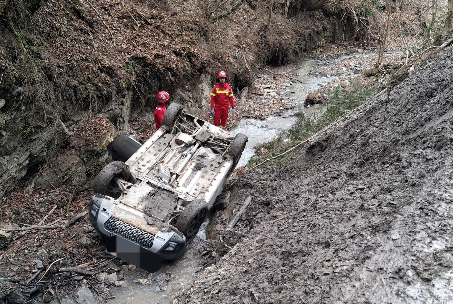 accident tragic in neamt o masina s a prabusit intr o ripa de sapte metri iar soferul a murit
