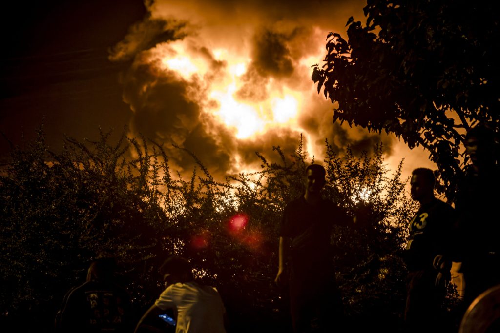 coloane de foc deasupra teheranului armata israeliana a confirmat atacul asupra depoterilor de combustibil din capitala iranului