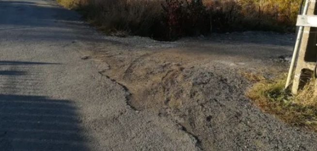 furie pe o strada plina de gropi din cluj napoca suntem batjocoriti de 10 ani nu e buna nici pentru carute