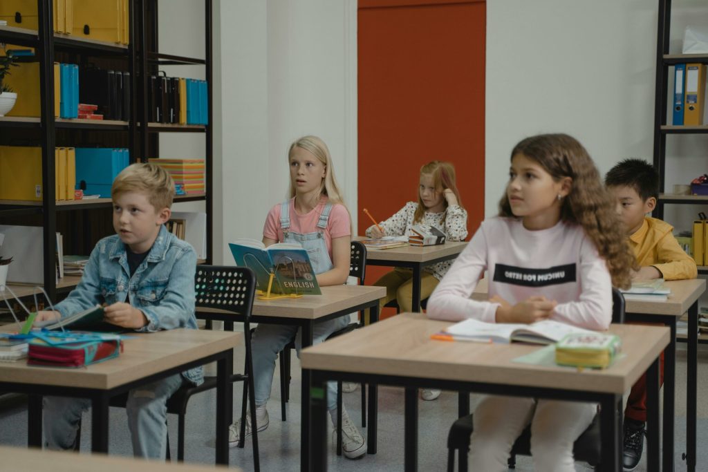 ghid gratuit pentru utilizarea tehnologiei ai in scoala destinat profesorilor si elevilor din romania