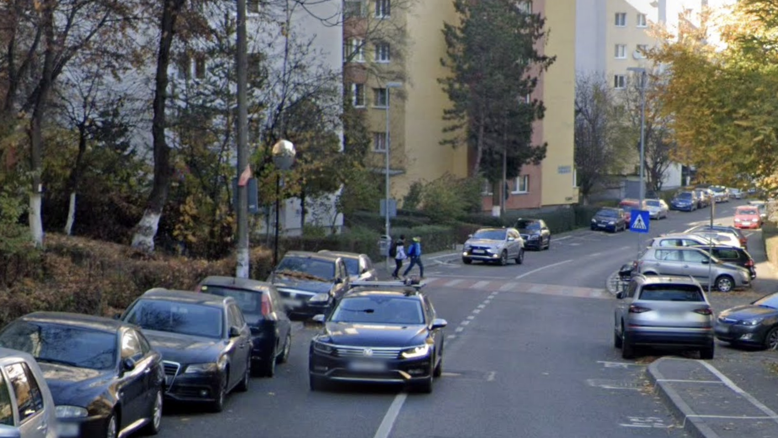 iesire plina de emotii pe o strada din cluj masinile parcate pe trotuar ii obliga pe soferi sa intre aproape orbeste in trafic