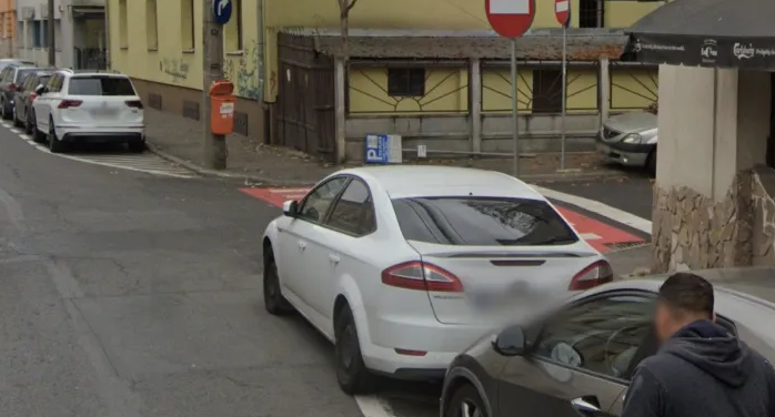 intersectie riscanta in cluj napoca vizibilitate reduse si vehicule care circula pe trotuar