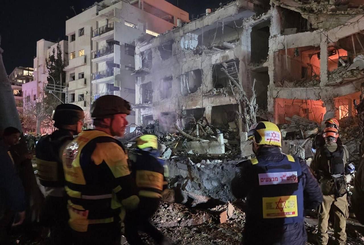morti dupa ce o racheta a lovit un bloc de locuinte in apropiere de Ierusalim