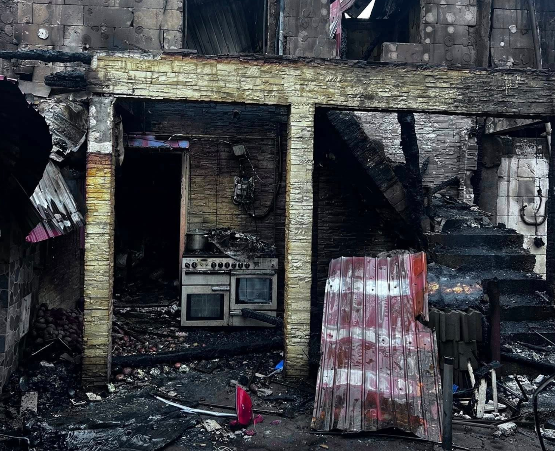 povestea cutremuratoare a unei familii din turda care si a pierdut casa in urma unui incendiu totul este doar cenusa intr o clipa au ramas fara nimic daca aveti posibilitatea oferiti ajutor