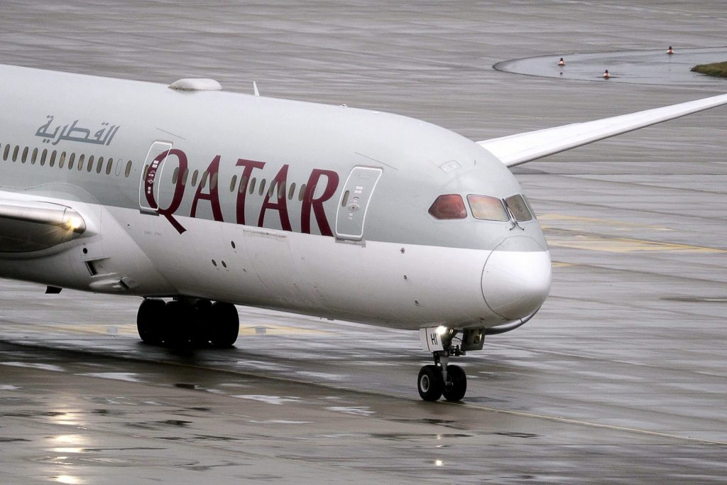 qatar airways introduce un program special de zboruri catre si dinspre doha pana cand va fi disponibil