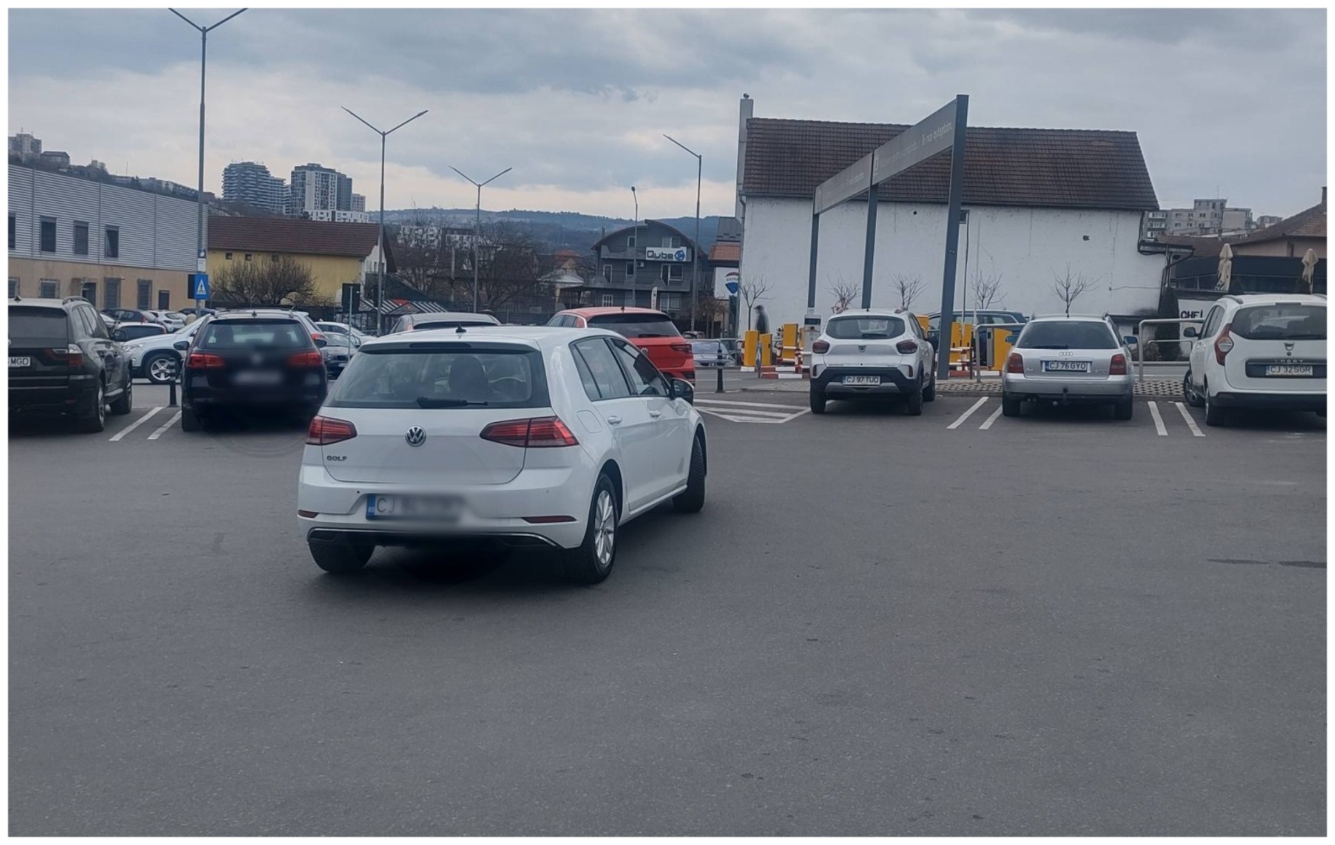 scena impresionanta intr o parcare din cluj napoca a abandonat masina in mijlocul parcarii motorina e prea scumpa pentru a cauta loc de parcare