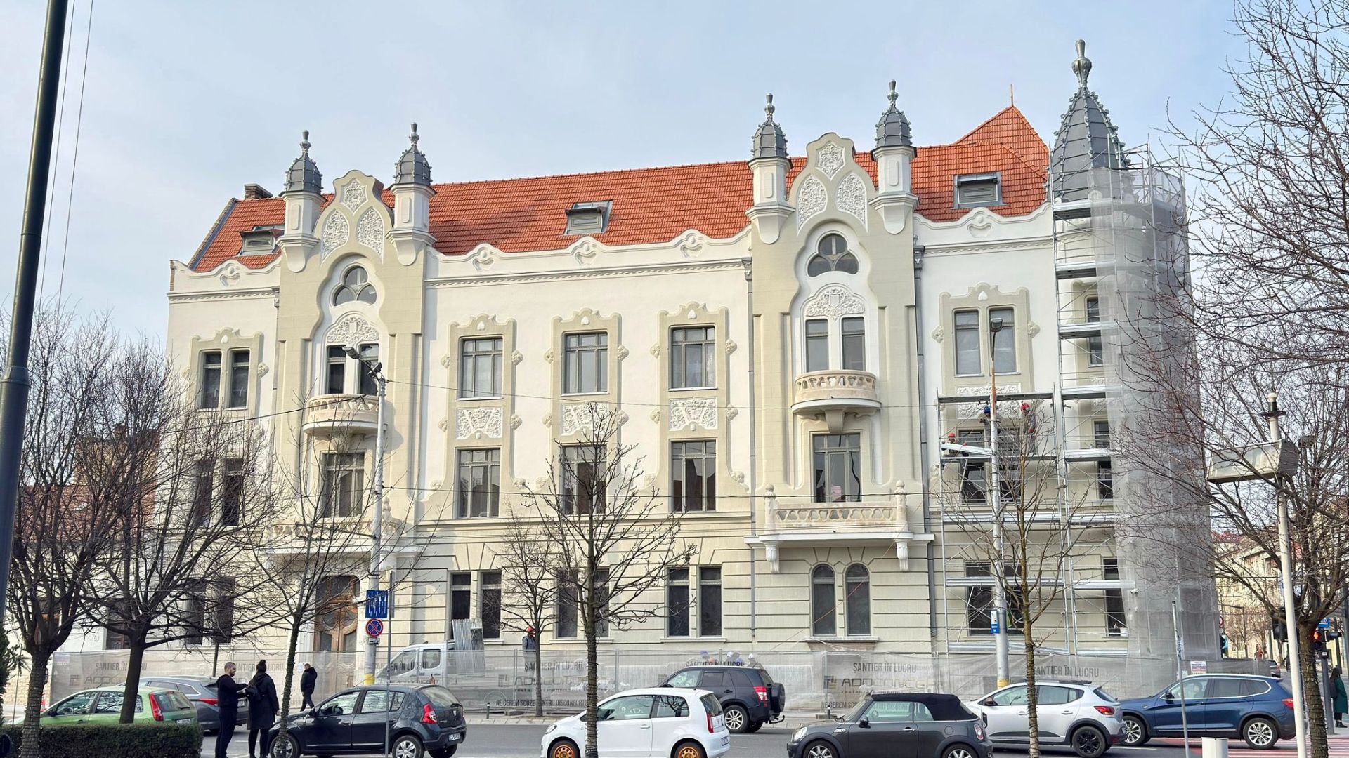 transformare impresionanta in centrul clujului palatul administrativ sediul prefecturii isi recupereaza splendoarea arhitecturala din 1910
