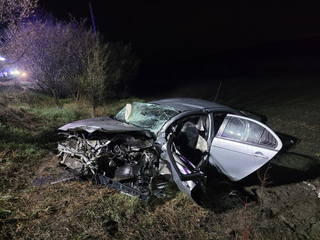 video accident grav in cluj cinci persoane blocate in masina dupa o coliziune violenta pompierii au taiat autoturismul pentru a le salva