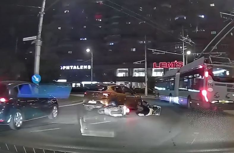 video accident in cluj napoca un livrator a lovit o masina din nou schimbarea benzilor in sensul giratoriu s a dovedit a fi prea complicata