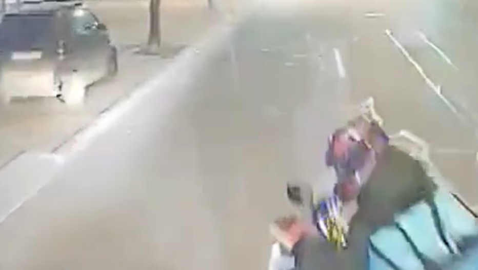 video curier pe scuter la un pas de a fi lovit in cluj a traversat 3 benzi fara sa se asigure trebuie verificat nu cred ca are permis