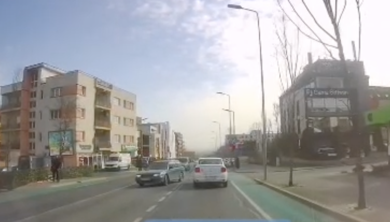 video ignoranta la volan trecerea pe rosu pare sa fi devenit o practica obisnuita in cluj doi soferi au trecut pe rosu la aceeasi trecere de pietoni