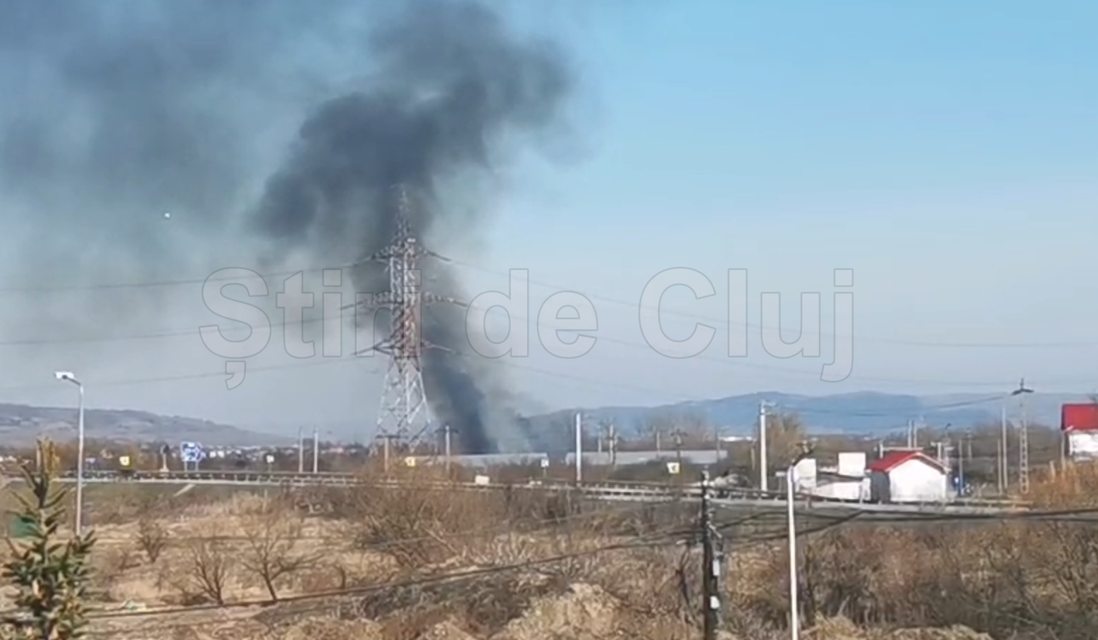 video incendiu de amploare in apahida cluj fumul este vizibil de la distane mari un echipaj de pompieri se deplaseaza acum spre locul incidentului
