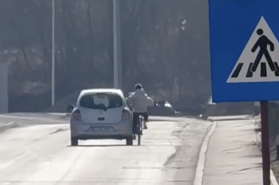 video inconstienta totala in cluj un copil pe bicicleta este tras de o masina pe strada eroilor cine va raspunde in cazul unei tragedii