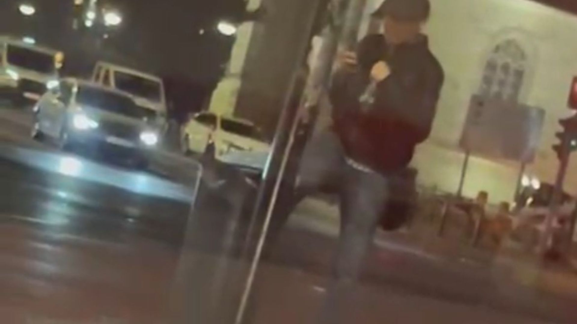 video injuraturi ca in filme cu un tomberon un barbat s a confruntat cu un cos de gunoi in centrul clujului nu ne mai facem bine ce i o fi facut