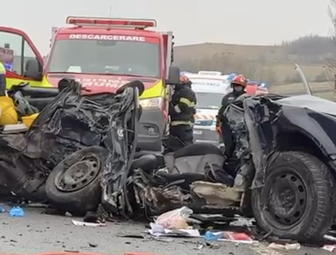 video tragedie in cluj cinci persoane si au pierdut viata intr un accident devastator din aceasta dimineata masina in care se aflau a fost complet distrusa