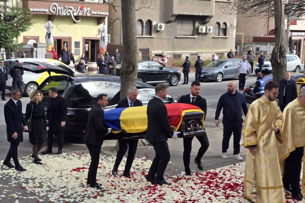 ACTUALIZARE Mircea Lucescu este inmormantat astazi cu onoruri militare Sicriul cu trupul neinsufletit a fost scos din biserica Gigi Becali Toata lumea a vorbit numai la superlativ Era intr adevar un om extraordinar bun