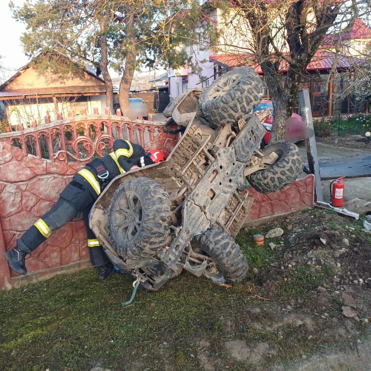 Accident nefericit in a doua zi de Paste un ATV s a rasturnat si a lovit un gard