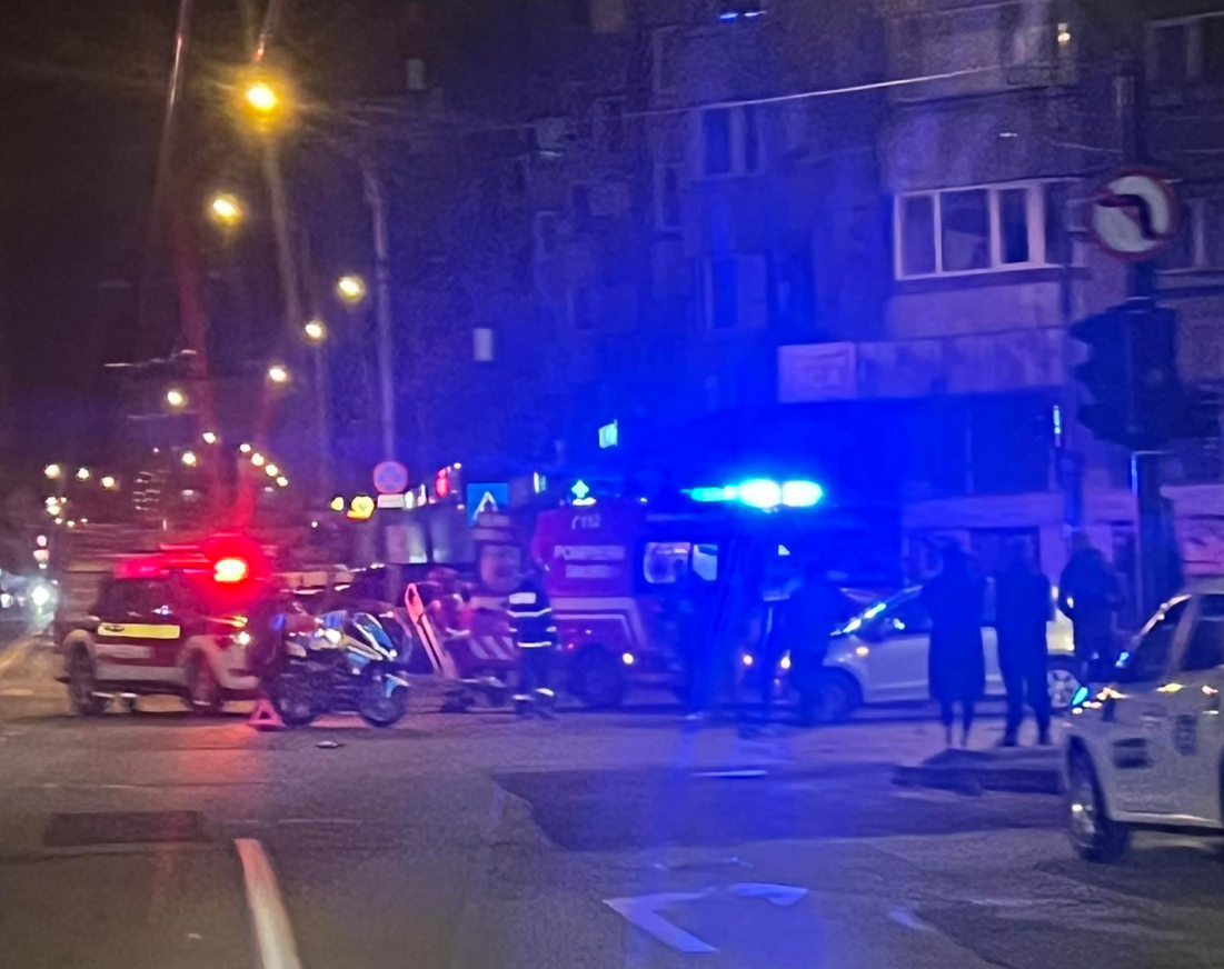 Accidente in lant in Cluj Napoca noaptea trecuta un motociclist a fost lovit de o masina la intersectia strazilor Fabricii si Bucuresti si a fost dus la spital