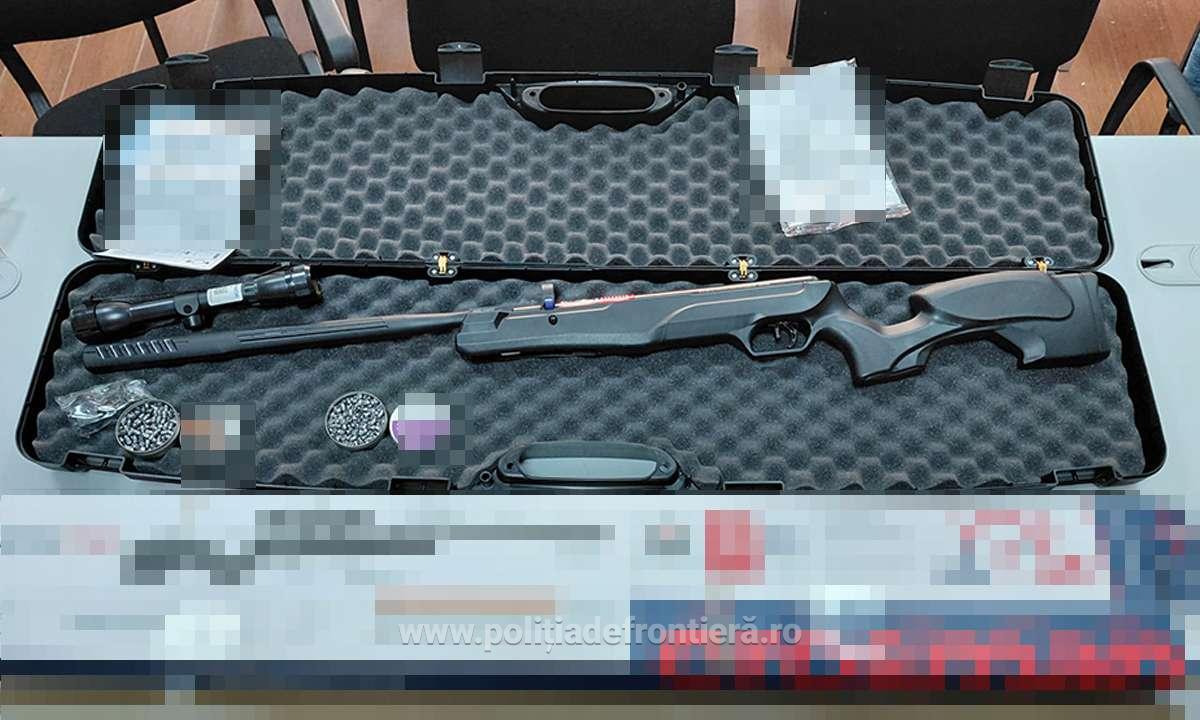Arma cu aer comprimat si proiectile gasite intr un colet sosit din Cehia la Aeroportul Cluj