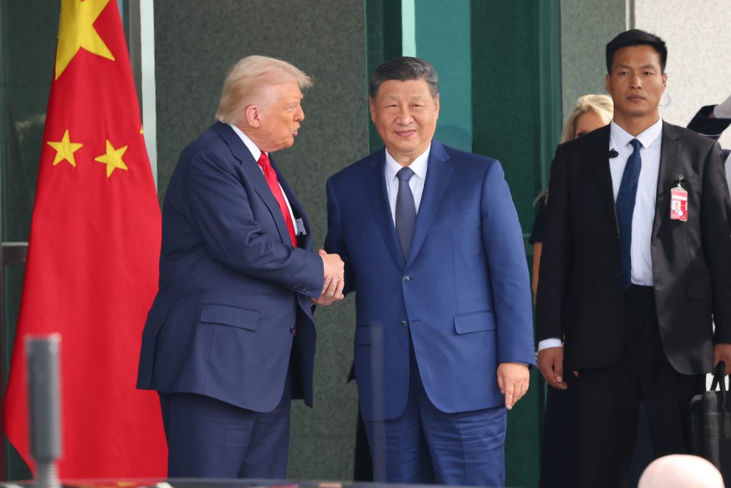 Bloomberg Trump analizeaza controlul petrolului iranian ca pe un instrument de presiune asupra Chinei