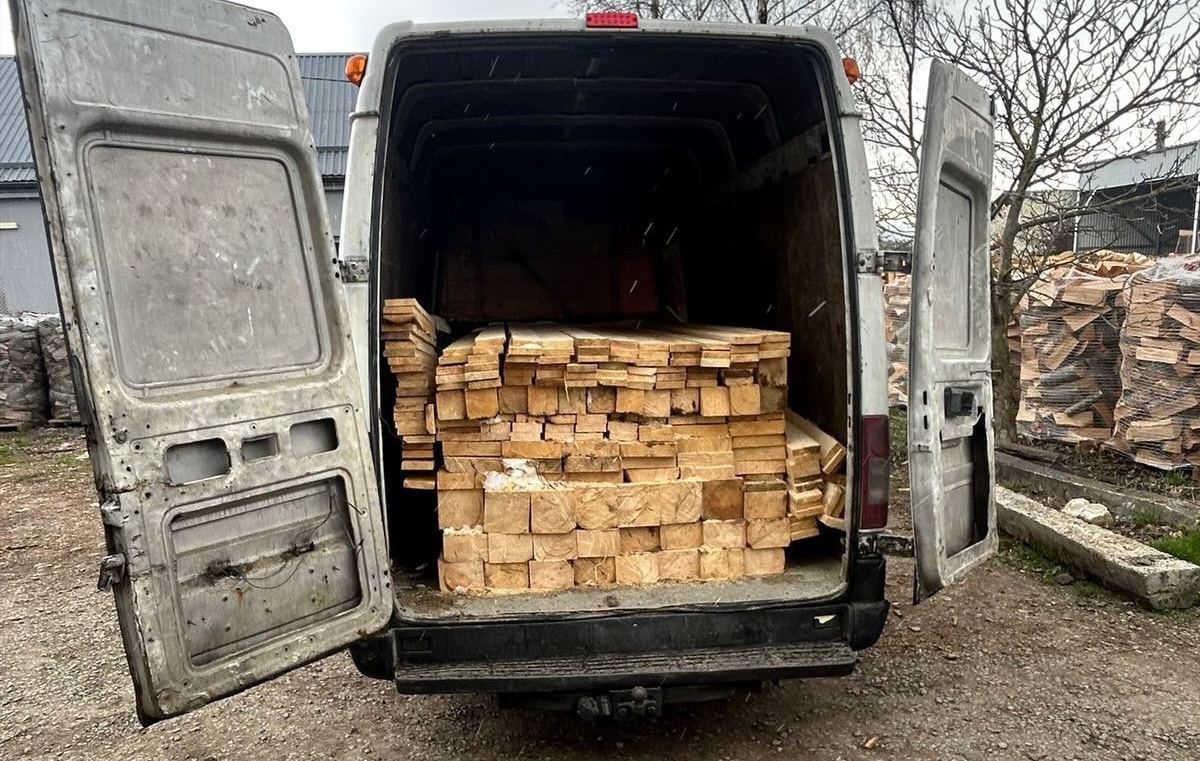 Cadou de Paste de la politistii din Cluj Un barbat surprins cu lemn dar fara acte La final a ramas fara cherestea si cu o amenda