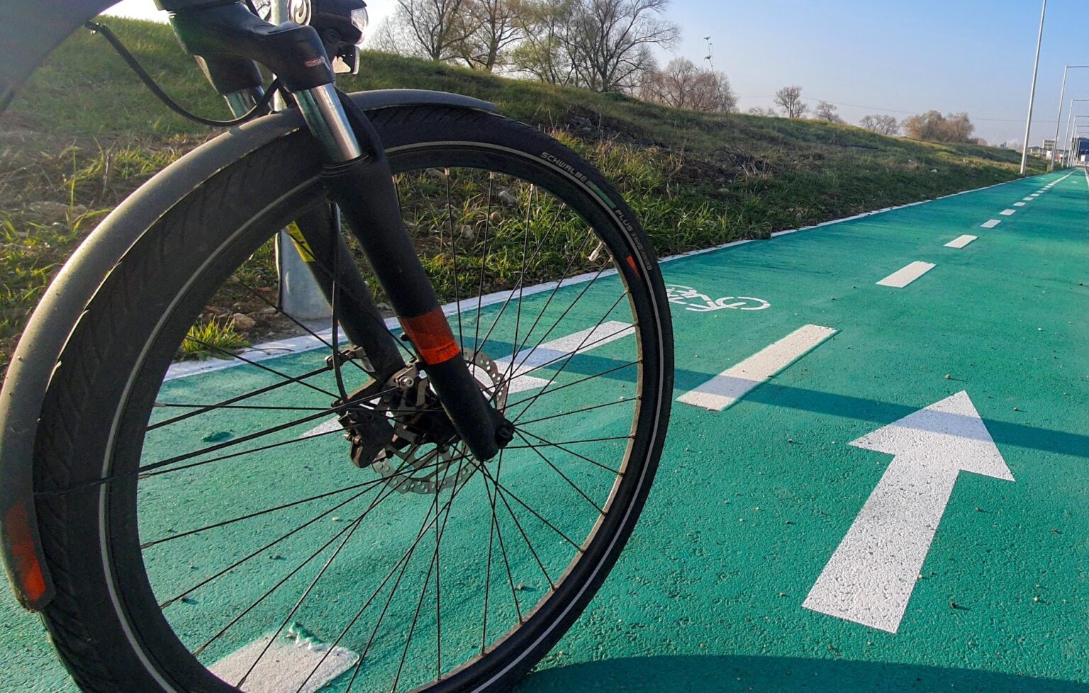 Capcana pentru biciclisti pe o strada din Cluj Pista se opreste brusc dupa trecerea de pietoni iar soferii nu sunt constienti de existenta ei