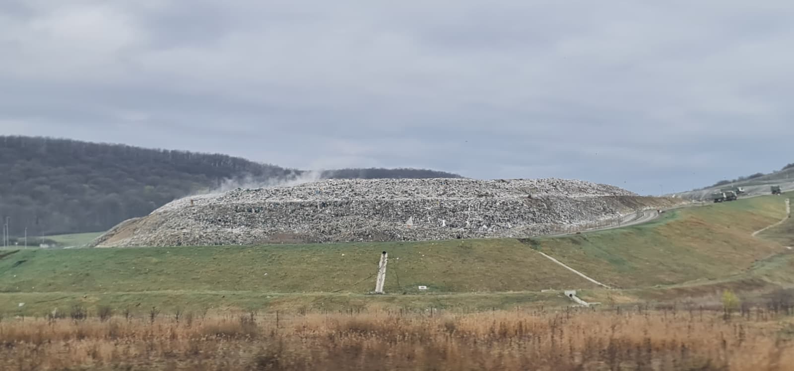 Clujenii contesta autoritatile din cauza mirosului insuportabil din Cluj Napoca Se ard gunoaiele nu e vorba despre ingrasamant FOTO