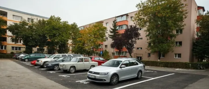 Conflict intre vecini pe o strada din Cluj Napoca Imi arunca scuipat pe masina pentru ca o las parcata pe strada