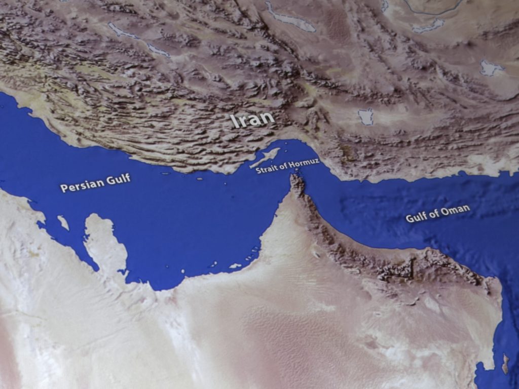Emiratele Arabe sustin ca utilizarea Stramtorii Ormuz trebuie garantata in orice acord intre SUA si Iran